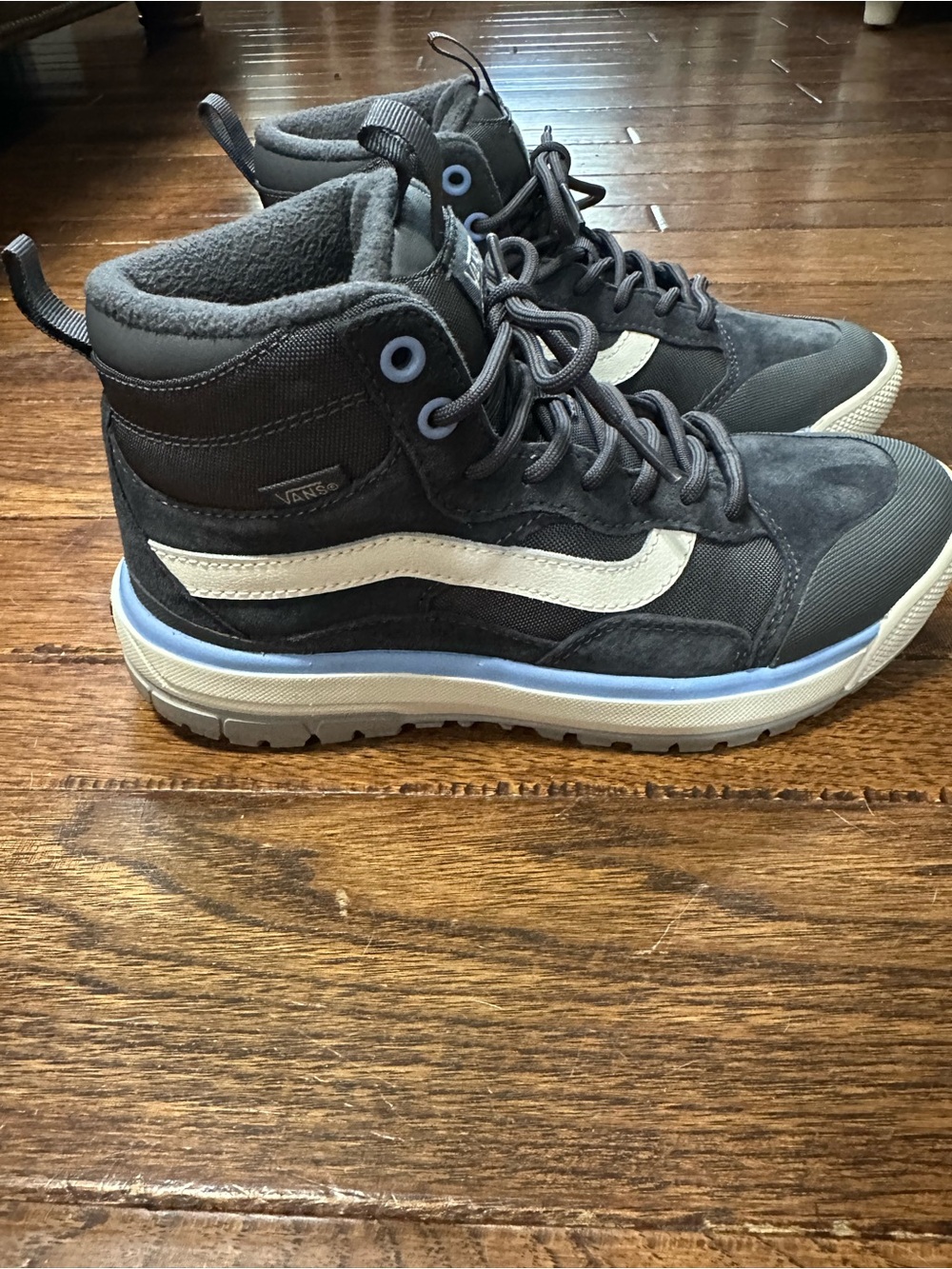 Vans UltraRange EXO Hi MTE-1 boots in the Pop Asphalt/Blue colorway Women’s 7